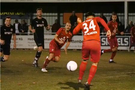 Nichts zu machen. Özkan Akbas (am Ball, links Kevin Mennenga, rechts Jens Bakker) verkürzte für den FCN zwar zwischenzeitlich auf 1:3, doch der SV Großefehn ließ sich nicht in Bedrängnis bringen und siegte auf dem Kunstrasenplatz 5:1. Foto: Daja Ecke