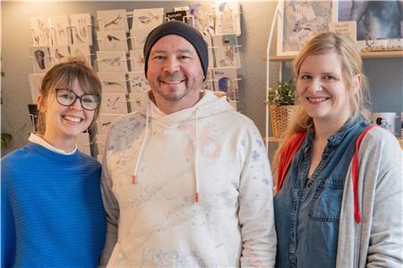 Nicola Schlagenwerth (l.), Markus Krause und Helke Rah verkaufen weiterhin Kunst in ihrem Shop.