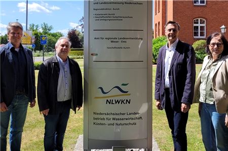 NLWKN-Direktorin Anne Rickmeyer dankte Dirk Post (Zweiter von rechts) für seinen unermüdlichen Einsatz für die Wasserwirtschaft in Ostfriesland. Dr. Thomas Schoneboom (links) und Dieter de Vries werden seine Aufgaben in der Betriebsstelle Aurich übernehmen. Foto: Buß / NLWKN