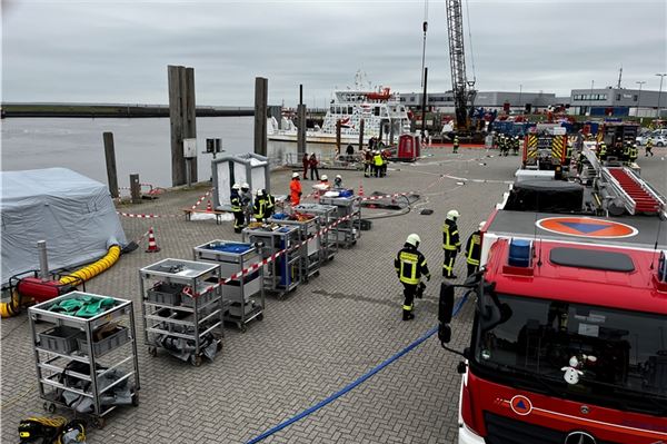 Noch bevor das Frachtschiff den Hafen erreicht hat, waren die Einsatzkräfte mit den Vorbereitungen für die bislang unklare Gefahrenlage fertig.