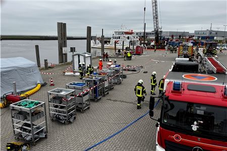 Noch bevor das Frachtschiff den Hafen erreicht hat, waren die Einsatzkräfte mit den Vorbereitungen für die bislang unklare Gefahrenlage fertig.