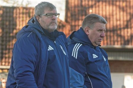 Noch bis zum Sommer am Edenhof an Seitenlinie. Mario Look (r.) hört auf eigenen Wunsch hin auf. Co-Trainer Gerold Hinrichs (l.) macht mit Abstrichen weiter. Foto: Hinrich Saathoff