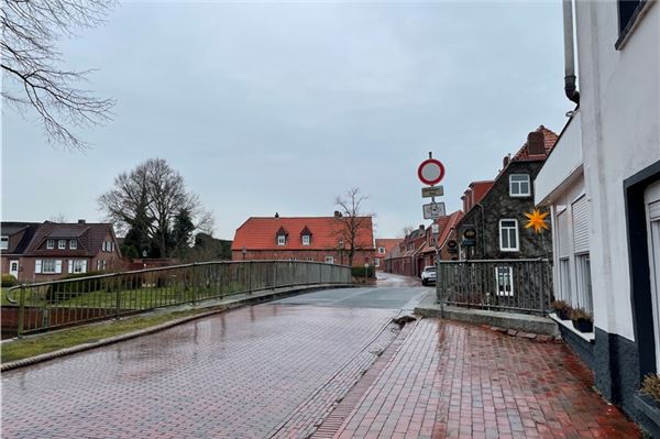 Noch ist die Brücke über das Knockster Tief in Hinte befahrbar, wenn auch offiziell nur für Anlieger. Ab dem 10. März soll direkt hinter der Brücke Schluss sein, die Brückstraße wird zur Sackgasse – zunächst bis Ende August. Foto: Hauke Eilers-Buchta