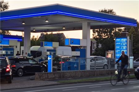 Noch letztes Mal billig tanken, das wollten am Mittwochabend zahlreiche Autofahrer. An vielen Tankstellen bildeten sich lange Schlangen.