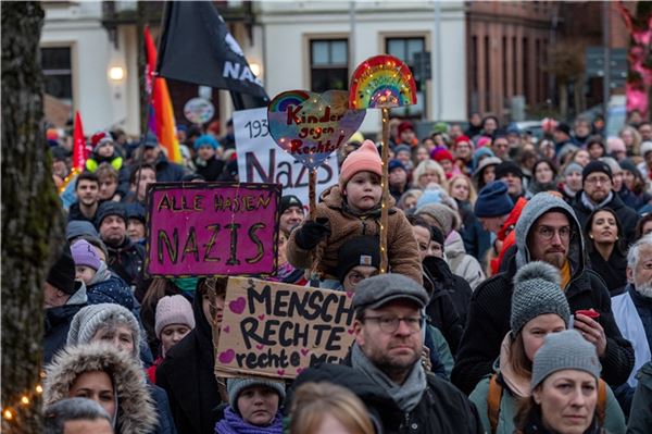 Norderinnen und Norder jeden Alters setzten am Freitagabend ein Zeichen für die Demokratie.