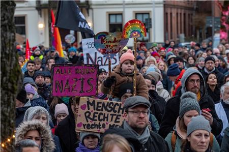 Norderinnen und Norder jeden Alters setzten am Freitagabend ein Zeichen für die Demokratie.