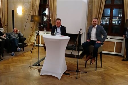 Norderneys Bürgermeister Frank Ulrichs führte durch die Gesprächsrunde mit dem Gesundheits- und Sozialminister Niedersachsens, Dr. Andreas Philippi, im Kaminzimmer des Conversationshauses. Foto. Jörg Valentin