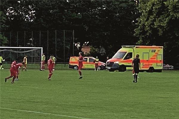 Notarzt auf dem Jahnplatz. Ein Borssumer Fußballer kam mit Verdacht auf Rippenbruch ins Krankenhaus. Foto: Michaela Kruse