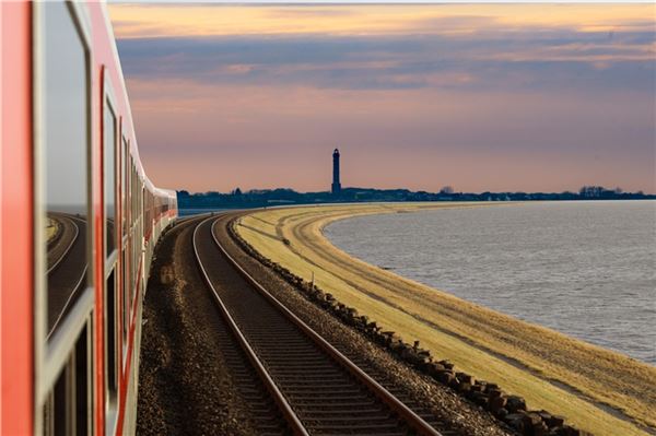 Vom Damm nach Norderney, der niemals kam Nur als Fotomontage realisiert: ein Eisenbahndamm vom Festland nach Norderney. Archivbild