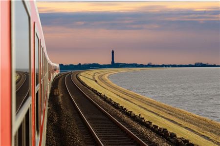 Nur als Fotomontage realisiert: ein Eisenbahndamm vom Festland nach Norderney. Archivbild