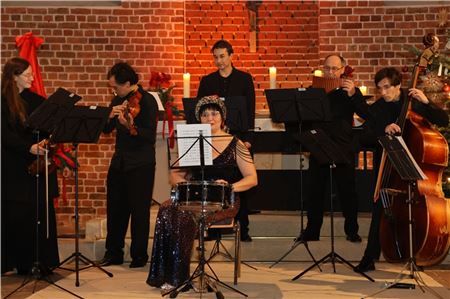 Nur mit ihren Fingern spielt Dominitia Ionica auf der Trommel. Fotos: Theo Gerken