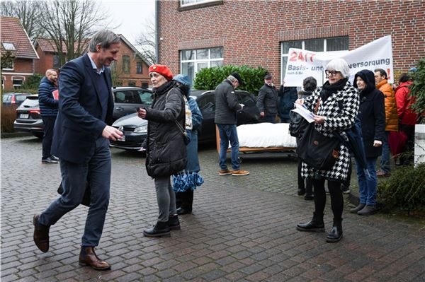 Nur schnell durch und ins Seminarhotel. Klinik-Chef Dirk Balster hat kein Interesse an einem kurzen Dialog mit den Protestierenden.