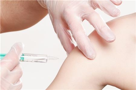 Obwohl Pflegekräfte und Ärzte der Klinik laut Impfverordnung eigentlich eher berechtigt gewesen wären, hatte sich der Geschäftsführer des Klinik-Verbundes im Januar gegen Covid-19 impfen lassen.
