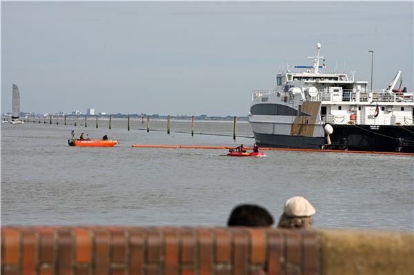 Ölsperre am Norddeicher Hafen
