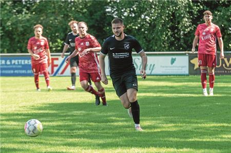 Ohne Sieger. Der FC Loquard (r.) und der Aufsteiger TuS Norderney trennten sich mit einem 1:1. Foto: Meret Edzards-Tschinke