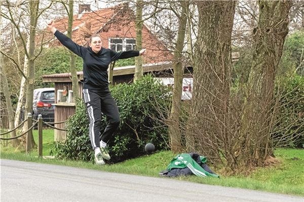 Ohne Sieger. Die Südarlerinnen – beim Wurf Julia de Vries – holten auf eigener Strecke einen Punkt gegen den ersatzgeschwächten Titelverteidiger „Noord“ Norden. Foto: Ute Bruns