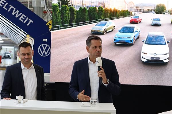 Olaf Lies (rechts) und Martin Sander riefen die Politik zu mehr Unterstützung auf.