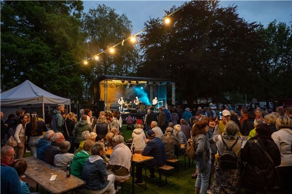 Oliver Jüchems und Band eröffneten das Norder Sommerfest am Freitagabend mit dem Gartenfest. Zahlreiche Zuschauer kamen und starteten mit Live-Musik ins Wochenende. Foto: Ute Bruns