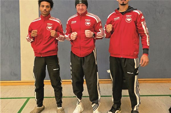 Optimistisch ins Turnier gegangen. Leichtgewichtler Roy Grosch-Zamora (von links) zusammen mit Trainer Michael Borchardt und Mittelgewichtler Hazar Disli.