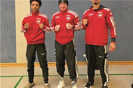 Optimistisch ins Turnier gegangen. Leichtgewichtler Roy Grosch-Zamora (von links) zusammen mit Trainer Michael Borchardt und Mittelgewichtler Hazar Disli.