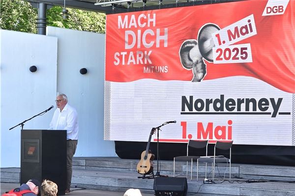 Ortsvorsitzender des Deutschen Gewerkschaftsbundes, Olaf Poppinga, nahm in seiner Rede im Rahmen der Maikundgebung kein Blatt vor den Mund. Foto: Sykora
