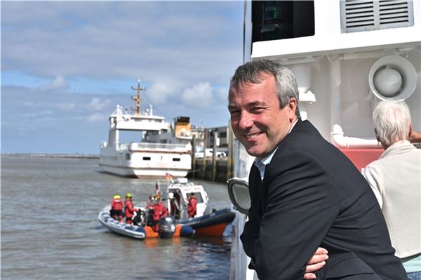Jetzt kommt das internationale Parkett! Ostfriesland im Herzen: Der Bundestagsabgeordnete Johann Saathoff, hier vor der SPD-Klausurtagung auf Norderney. Er hat einfach die halbe Bundesregierung auf die Insel gelotst.