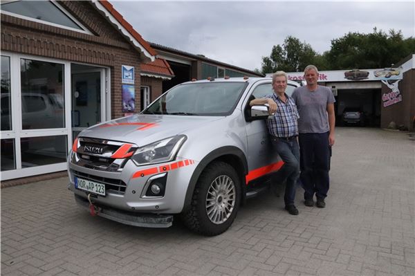 Otto Heinz (links) und sein Sohn Jens am kleinsten der zwölf Bergungsfahrzeuge.
