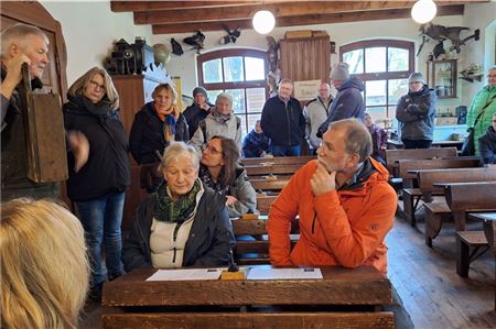 Otto Klatt stellt in der Dorfschule von 1920 einen hölzernen Tornister vor. Foto: Eva Requardt-Schohaus