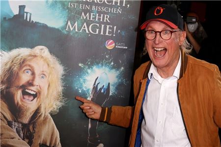 „Ottweazle“ Otto Waalkes spielte in der Neuverfilmung von 2021 den Hexenmeister Catweazle, der sich und seine Kröte versehentlich in die Neuzeit zaubert. Foto: dpa