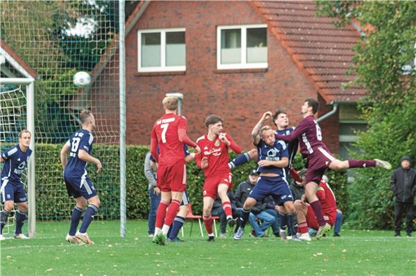 Packende Partie. Der TuS Pewsum legte vor, der gastgebende SV Hage kam fulminant zurück und schaffte kurz vor der Pause die Wende zum umjubelten Heimsieg. Foto: Johannes Müller