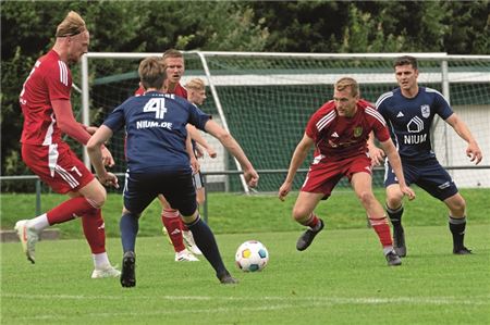 Packendes Duell. Das torreiche Derby zwischen dem Favoriten TuS Pewsum und dem SV Hage endete unentschieden. Foto: Ute Bruns