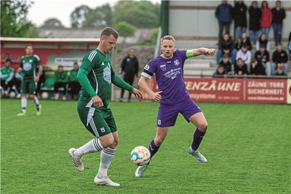 Packendes Heimspiel. Der SV Leezorf (l.) forderte den Aufstiegsaspiranten SG RW/Kickers Emden II. Foto: Johannes Müller
