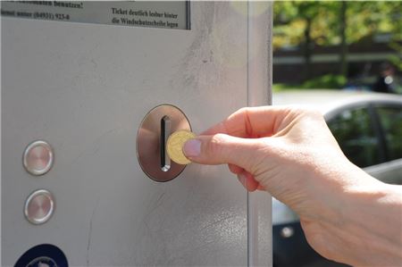 Parken wird beiderseits der Norddeicher Straße künftig gebührenpflichtig. Eine Stunde Auto abstellen kostet dann einen Euro.