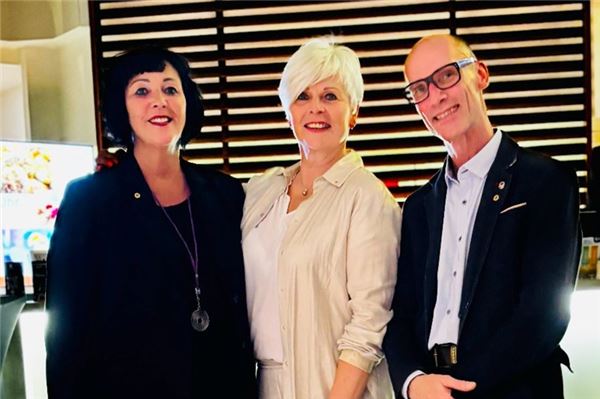 Präsidentenamt übergeben Past-Präsidentin Ines Kirch, Präsidentin Silke Ennen und Vize-Präsident und Nachfolger 2026, Brian Müller.