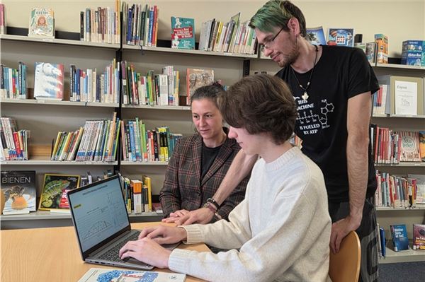 Paul Menzlaff (vorne) demonstriert den Lehrkräften Preslava von Allwörden und Kai Passchier die Simulation seines Brücken-Algorithmus.Foto: Friederieke Butzheinen