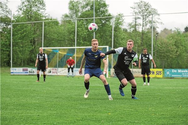 Pflicht erfüllt. Der Tabellenzweite SV Dornum (r.) setzte sich mit 5:1 bei der SG Berumerfehn durch. Foto: Meret Ezdards-Tschinke