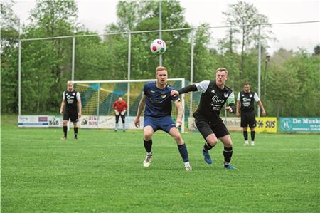 Pflicht erfüllt. Der Tabellenzweite SV Dornum (r.) setzte sich mit 5:1 bei der SG Berumerfehn durch. Foto: Meret Ezdards-Tschinke
