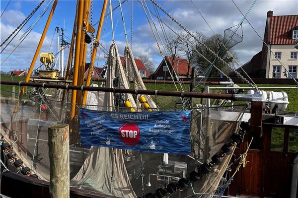 Plakat des Widerstands gegen die EU in Greetsiel: Die Fischer haben offenbar einen Teilsieg errungen