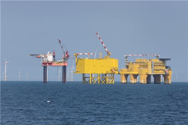 Plattformen wie diese gelten als festes Bauwerk in der Nordsee und fallen daher in die Zuständigkeit des Gesundheitsamts der Stadt Emden. Im Vordergrund ist das Offshore-Umspannwerk im Windpark „Nordsee One“ zu sehen, im Hintergrund ist die Umrichterstation „Dolwin Beta“.