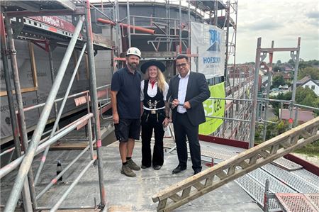 Polier Raphael Rode (v. l.), Zimmermeisterin Jessica Schulte und Prokurist der Reederei Frisia, Olaf Weddermann, beim traditionellen Richtfest der „Inselsicht“. Foto: Reederei Norden-Frisia