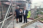 Polier Raphael Rode (v. l.), Zimmermeisterin Jessica Schulte und Prokurist der Reederei Frisia, Olaf Weddermann, beim traditionellen Richtfest der „Inselsicht“. Foto: Reederei Norden-Frisia