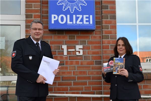 Senioren bekommen Post von der Polizei Polizeidirektor Stephan Zwerg und Kriminalhauptkommissarin Sabine Kahmann informieren über die geplante Aktion für Seniorinnen und Senioren.