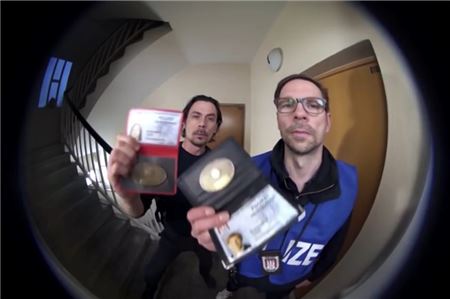 Polizisten – ob echte oder falsche – genießen grundsätzlich erst einmal eine gewisse Autorität. Foto: Polizei Hamburg