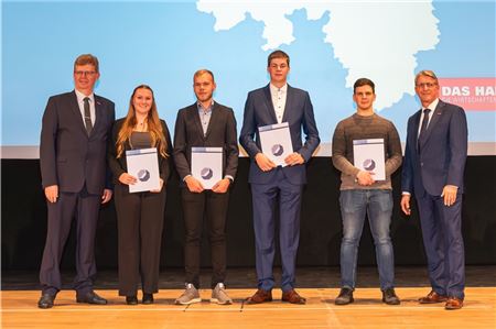 Präsident Albert Lienemann (l.) und Hauptgeschäftsführer Jörg Frerichs (r.) gratulierten den verdienten Landessiegern Fenja Held (v. l.), Timm Eisenhauer, Malte Munk und Nils Ginschel. Fotos: Lena Schöning Fotografie