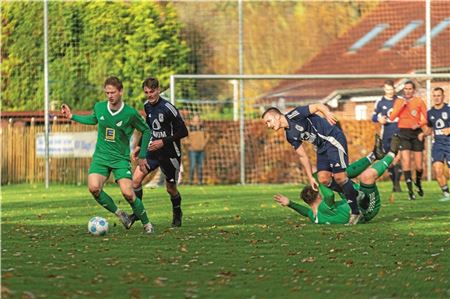 Premiere. Erstmals glänzte Hauke Hollwege (2. v. l.) mit einem Doppelpack für den SV Hage in der Bezirksliga. Foto: Meret Edzards-Tschinke