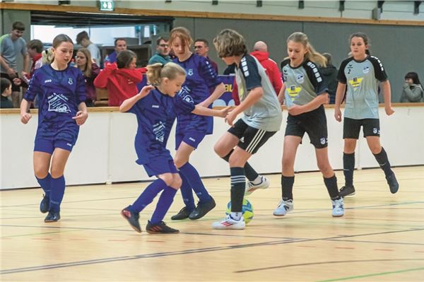 Premiere. Erstmals zeigten die D-Juniorinnen – hier Egels/Wiesens gegen Wirdum – beim Störtebeker-Cup ihr Können. Foto: Hinrich Saathoff