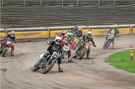 Premiere im Motodrom. Erstmals konnten Hobby-Rennpiloten bei einem Flattrack-Renntag die besondere Atmosphäre in der ehemaligen WM-Arena in Halbemond genießen. Zuschauer lockte das allerdings kaum an. Foto: Johannes Müller