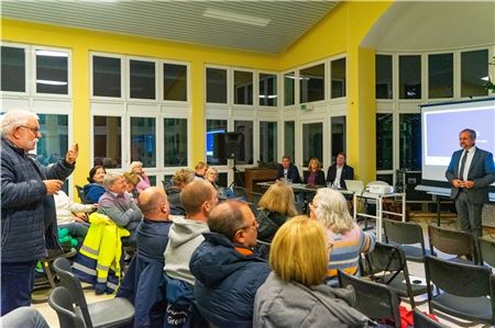 Professor Dr. Enno Schmoll (rechts) stellte die Studie am Montagabend in Greetsiel öffentlich vor. Foto: Nicole Frischlich