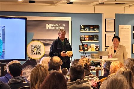 „Professor Tod“ in Norden: Professor Dr. Klaus Püschel jagte den zahlreichen Besuchern Gänsehaut über den Rücken.
