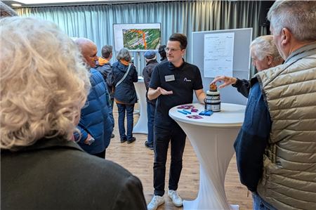 Projektsprecher Jonas Laudage (links) erklärt den Aufbau der Kabel.